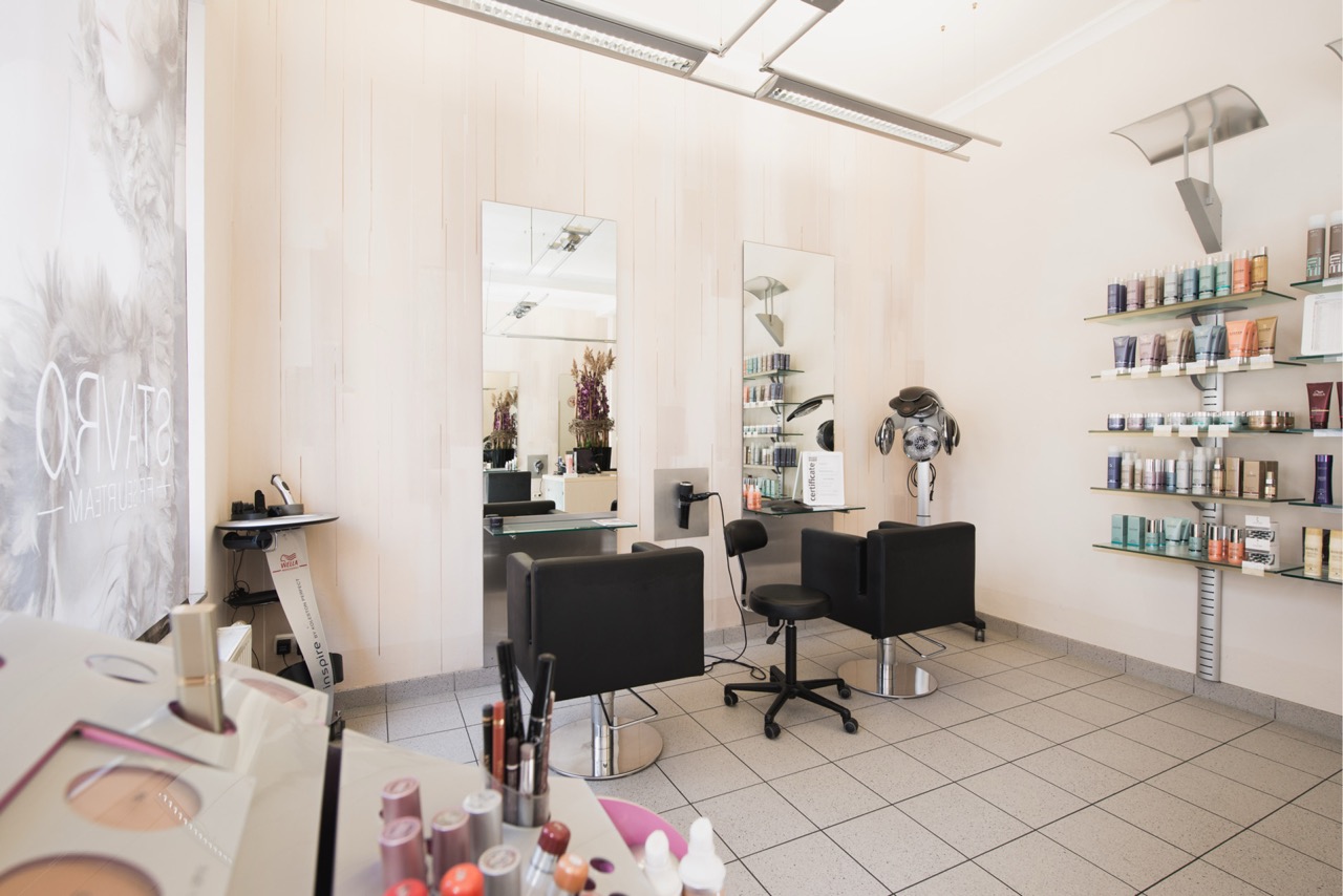 Salonraum mit heller Wandgestaltung und Arbeitsplätzen
