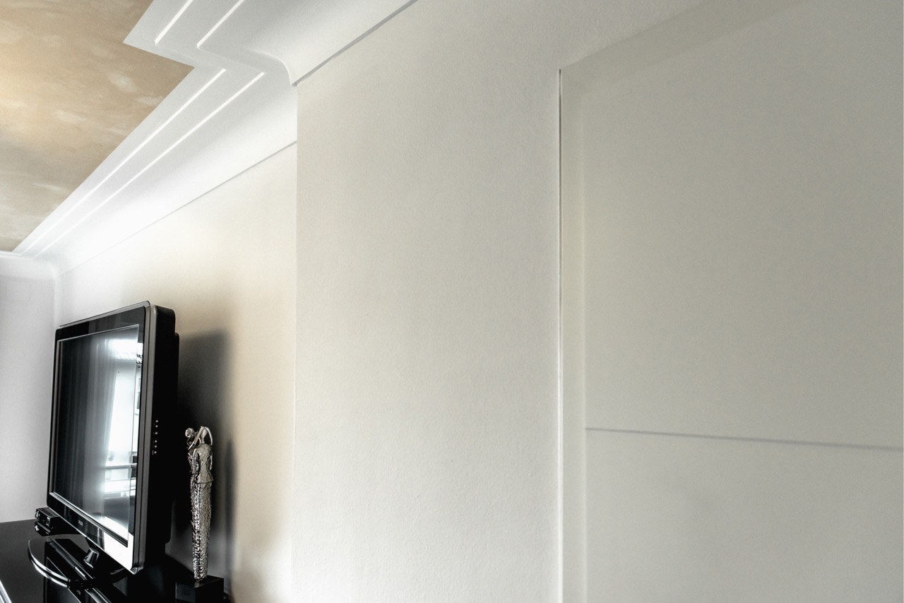 TV-Wand mit Zierprofil Design und Lichtakzent